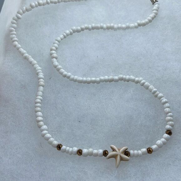 Vintage Jewelry - Vintage starfish beaded necklace. Barrel clasp.